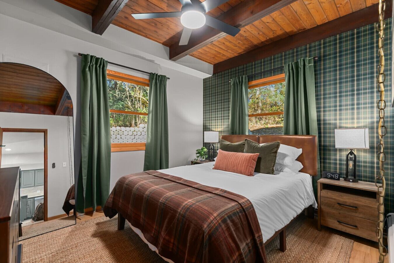 3 bedrooms, desk, WiFi, bed sheets