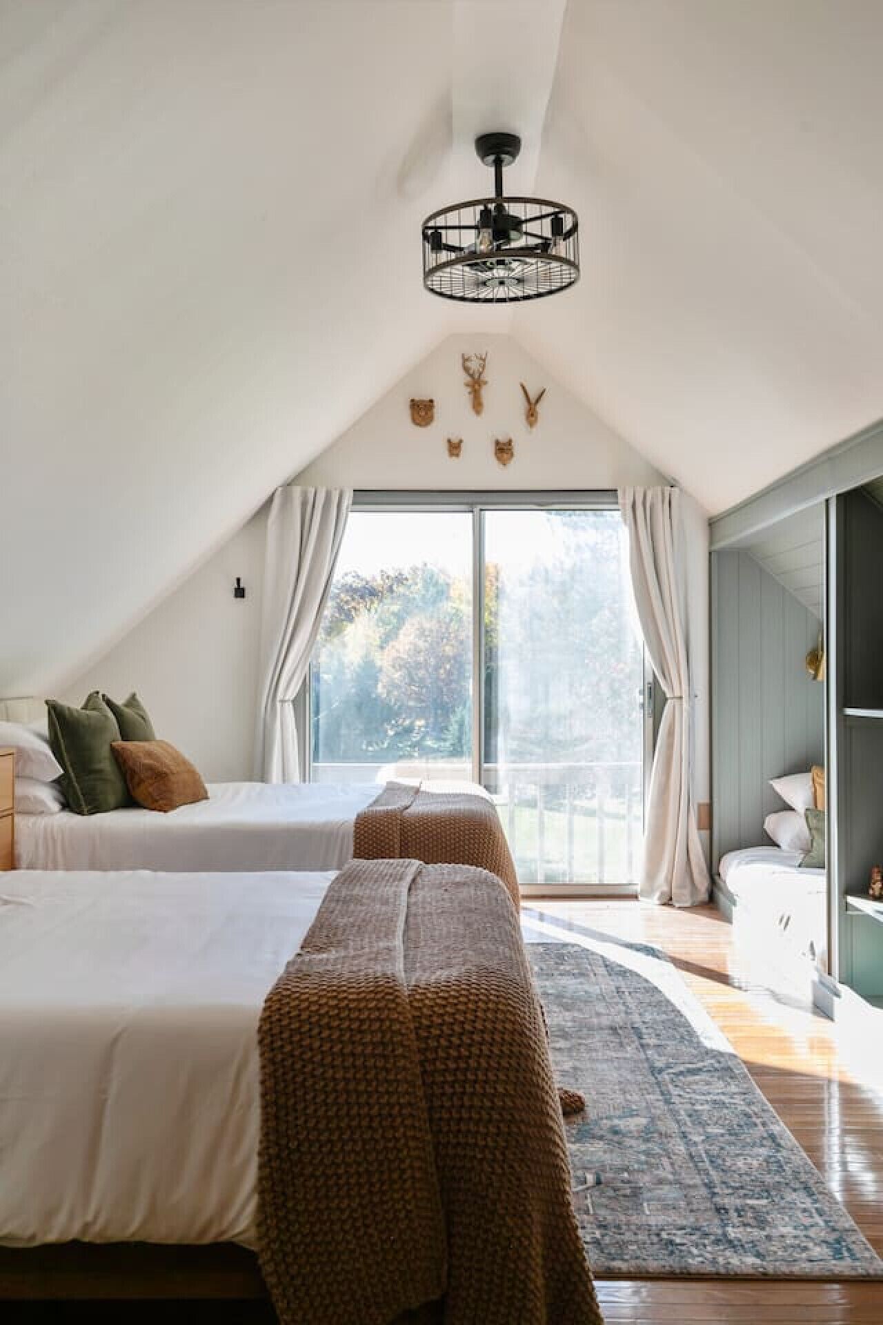 Desk, WiFi, bed sheets