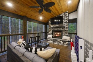 Interior - The Gallery In The Pines (Broken Bow)