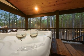 Outdoor spa tub - The Gallery In The Pines (Broken Bow)