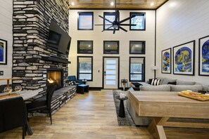 Televisión, chimenea, futbolito