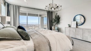 5 bedrooms, desk, free WiFi, bed sheets - Luxe Vegas Escape w/ Strip View - 360° Las Vegas Strip & Mountain Views (Henderson)