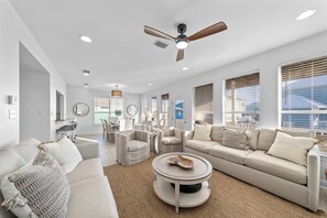 TV - Bella Vacanza • Minutes to Beach • Community Pool (Gulf Shores)