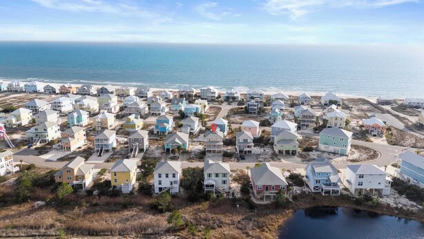 Zona residencial costera con casas y una playa.