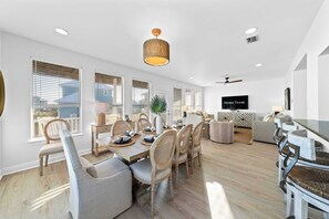 Dining - Bella Vacanza • Minutes to Beach • Community Pool (Gulf Shores)