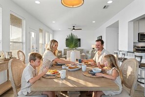 Dining - Bella Vacanza • Minutes to Beach • Community Pool (Gulf Shores)