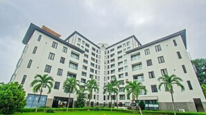 Exterior - Avenue Montaigne (Lagos)