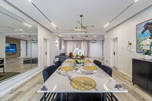 Luxury Apartment, City View | Dining - Avenue Montaigne (Lagos)