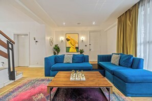 Luxury Apartment, 3 Bedrooms, Air conditioning, City View | Living area - Avenue Montaigne (Lagos)