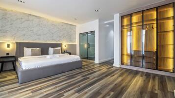 Luxury Apartment, Balcony, Lake View