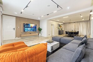 Luxury Apartment, City View | Living area - Avenue Montaigne (Lagos)