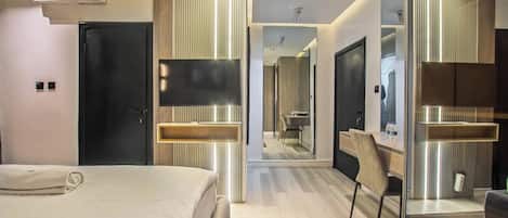 奢華公寓, 城市景 | 房內夾萬、書桌、手提電腦工作空間、熨斗/熨衫板