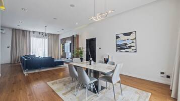 Luxury Apartment, 3 Bedrooms, City View | Interior