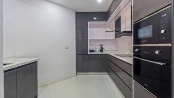 Luxury Apartment, 3 Bedrooms, Balcony, City View | Private kitchen | Fridge, microwave, oven, stovetop