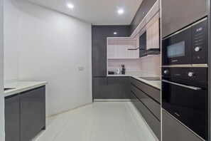 Luxury Apartment, 3 Bedrooms, Balcony, City View | Private kitchen | Fridge, microwave, oven, stovetop - Avenue Montaigne (Lagos)