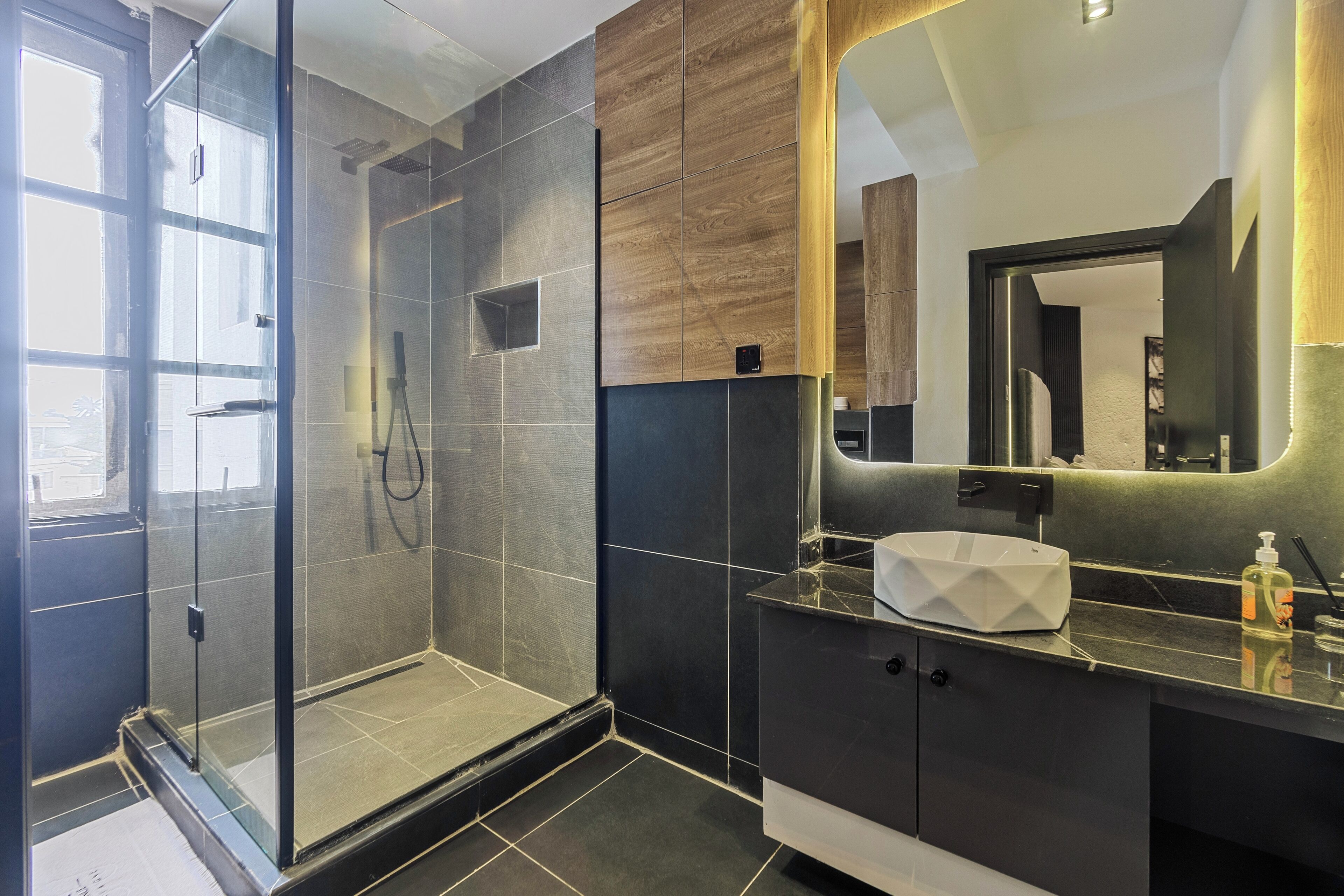 Apartament de luxe, balcó, vistes al jardí | Bany | Dutxa, articles de tocador gratuïts, sabatilles i tovalloles 