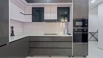 Luxury Apartment, 3 Bedrooms, Balcony, City View | Private kitchen | Fridge, microwave, oven, stovetop