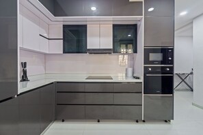 Luxury Apartment, 3 Bedrooms, Balcony, City View | Private kitchen | Fridge, microwave, oven, stovetop - Avenue Montaigne (Lagos)