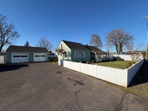 3-bedroom house in fabulous Eugene on land