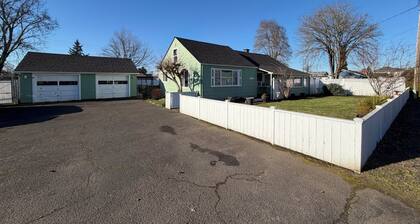 3-bedroom house in fabulous Eugene on land