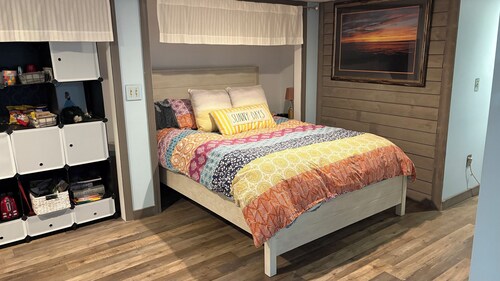 Cozy 1-bedroom bed & breakfast with fireplace and AC, located in Portsmouth, RI