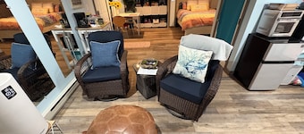 Cozy 1-bedroom bed & breakfast with fireplace and AC, located in Portsmouth, RI