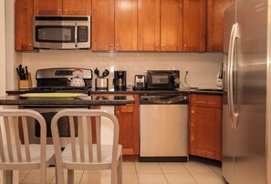 Refrigerador, microondas, parrilla de estufa y cafetera y tetera