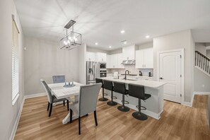 Dining - Brand New Home on Resort Close To Disney (Kissimmee)