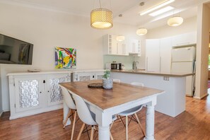 Dining - Tompson Cottage | Near CBD, Character & Comfort (Wagga Wagga)