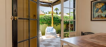 Tompson Cottage - Near CBD, Character & Comfort