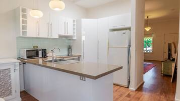 Réfrigérateur, micro-ondes, four, plaque de cuisson