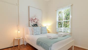 Fer et planche à repasser, lit parapluie, Wi-Fi, draps fournis