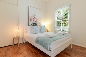 Iron/ironing board, travel cot, WiFi, bed sheets - Tompson Cottage | Near CBD, Character & Comfort (Wagga Wagga)