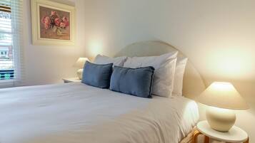 BĂŒgeleisen/BĂŒgelbrett, Reisekinderbett, WLAN, BettwĂ€sche