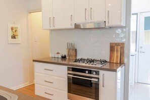 Frigorífico, microondas, horno y placa de cocina
