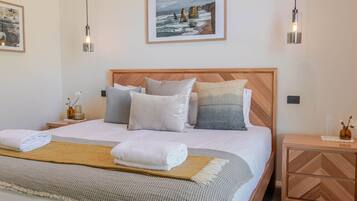 Een bureau, een strijkplank/strijkijzer, reisbedje, wifi