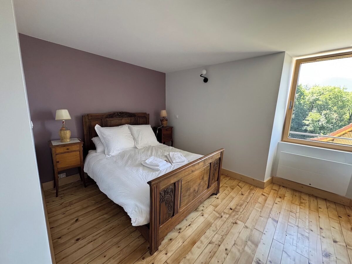 Een strijkplank/strijkijzer, wifi, beddengoed