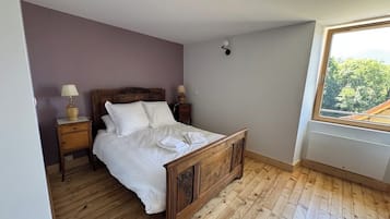 Een strijkplank/strijkijzer, wifi, beddengoed