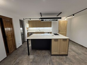 Frigorífico, microondas, horno y placa de cocina