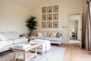 Living area - Stunning 2 Bedroom Cottage near Burford (Burford)