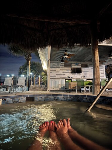 Cozy one bedroom, w/ private dock on canal and Resort Amenities