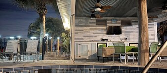 Cozy one bedroom, w/ private dock on canal and Resort Amenities