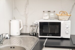 Een koelkast, een magnetron, een oven, een kookplaat