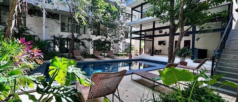 Departamento, 2 habitaciones | Alberca | Alberca al aire libre