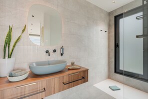 Hair dryer, towels, soap, toilet paper - BHF Residences Luxe Sunset (Arco da Calheta)
