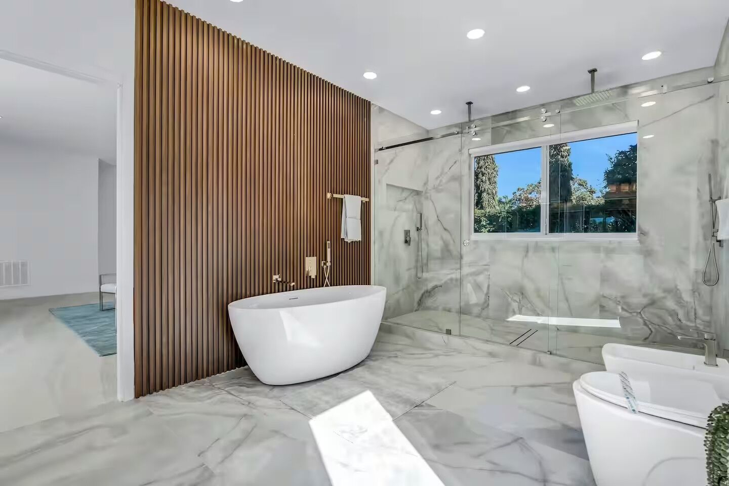 Secadora de cabello, toallas, jabón, papel de baño 