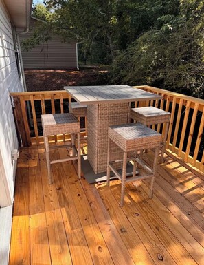 A wooden deck with a built-in table and two chairs. - 3 Free Parking  Home in Auburn Al (Auburn)