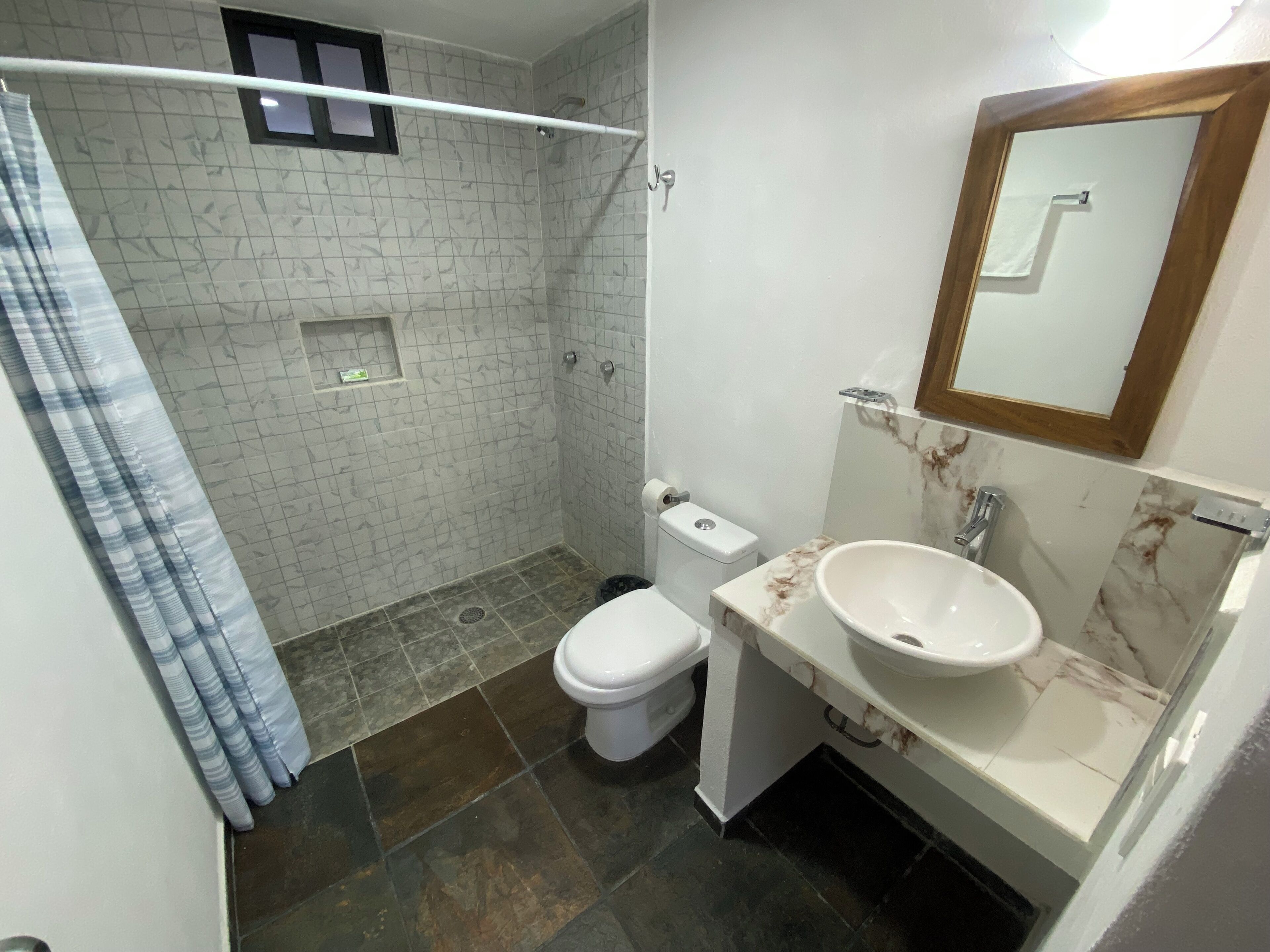 Douche, serviettes fournies, savon, papier toilette