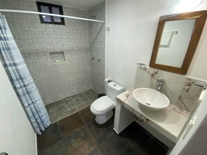 Douche, serviettes fournies, savon, papier toilette