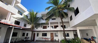 Very comfortable suite with 1 QS + 1 twin bed, AC. Only 2 blocks from beach. 